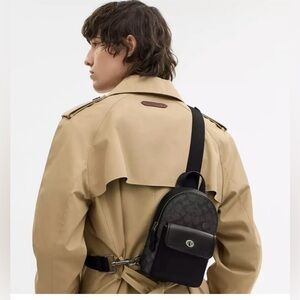 Coach Turnlock Sling Pack.In Signature Canvas. New no tag